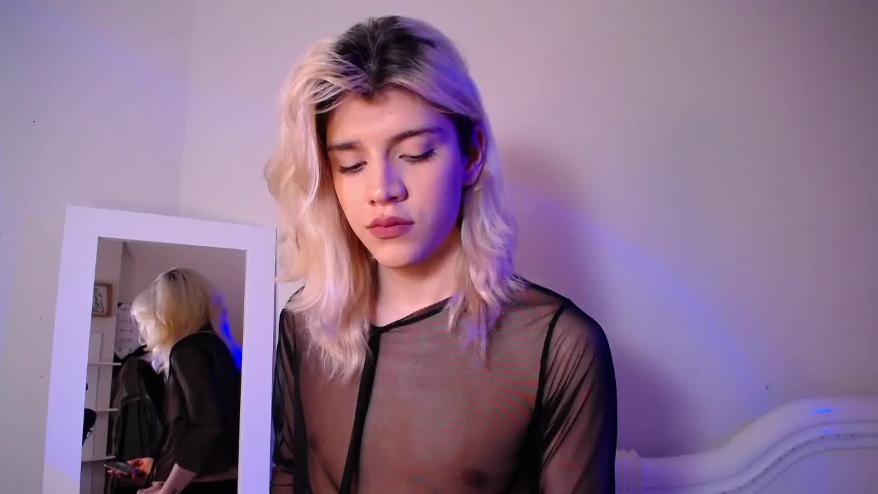 sexy femboy camshow!