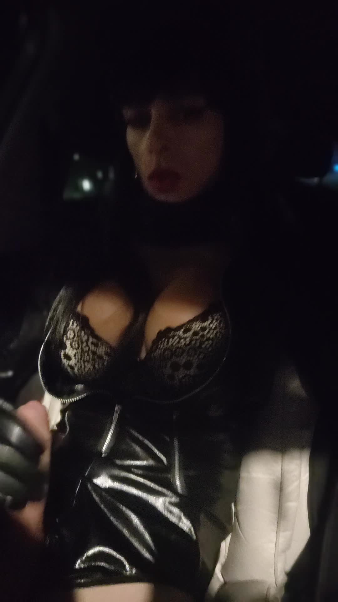 Cumshoot in car